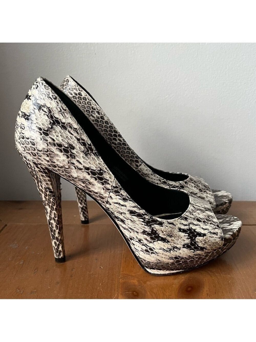 Vera Wang Lavender Selima Peep Toe Leather Snakeskin Pumps Beige Cream 6.5